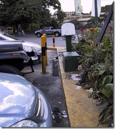 Bomba de gasolina frente a la Parroquia UCV