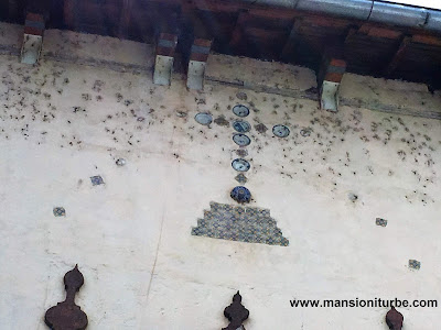 Cruz con incrustaciones de porcelana en la Parroquia de San Diego de Alcalá en Quiroga, Michoacán