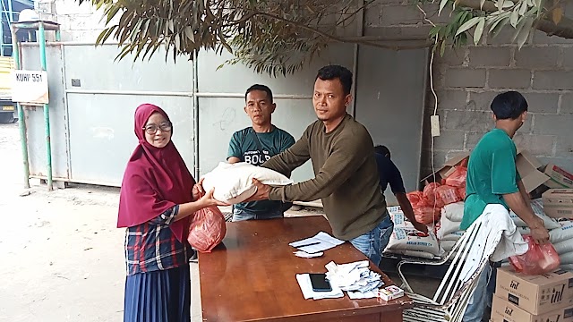 RAMADHAN BERBAGI, PT MEKAR JAYA SAWIT BERIKAN RATUSAN PAKET SEMBAKO