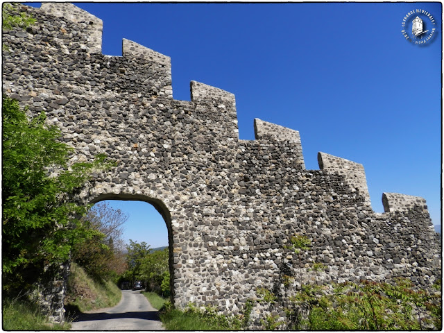 ROCHEMAURE (07) - Château-fort et village fortifié