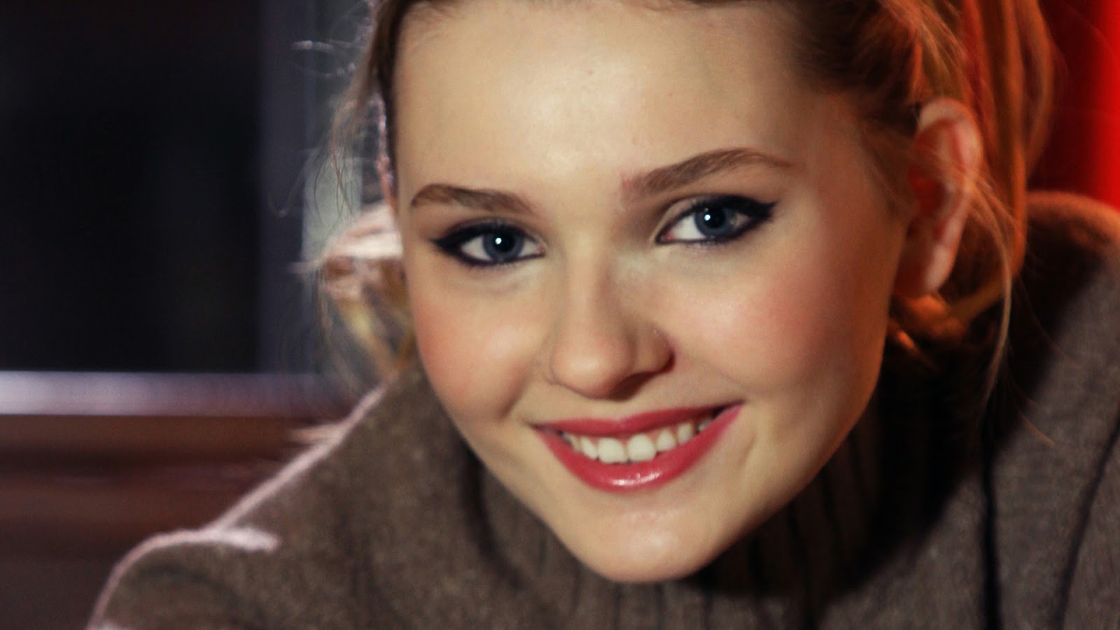 Hollywood Actress Abigail Breslin HD Images and Wallpapers