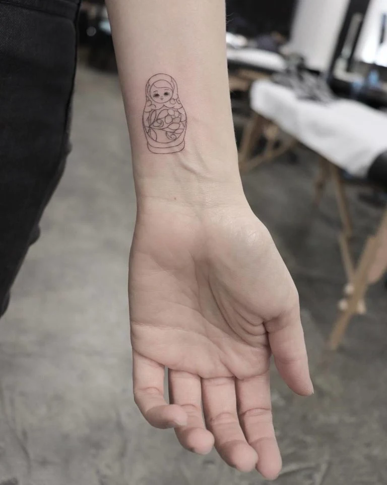 Tatuaje de Matrioska para mujer que es una delicia