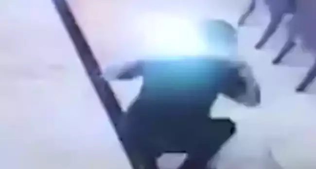 Βίντεο-σοκ: Άνδρας κόντεψε να καεί ζωντανός από έκρηξη smartphone της Samsung