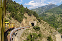 train jaune tunnel