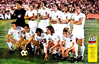 VALENCIA C. F. Temporada 1974-75. Balaguer, Sol, Barrachina, Jesús Martínez, Cerveró y Claramunt. Quino, Planelles, Keita, Tirapu y Jara. VALENCIA C. F. 1 REAL MADRID C. F 2. 07/09/1974. Campeonato de Liga de 1ª División, jornada 1. Vakencia, estadio Luis Casanova. GOLES: 1-0: 5’, Keïta. 1-1: 67’, Roberto Martínez. 1-2: 85’, Netzer.