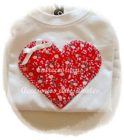 Camiseta corazón. Entrecosturas. Accesorios artesanales.