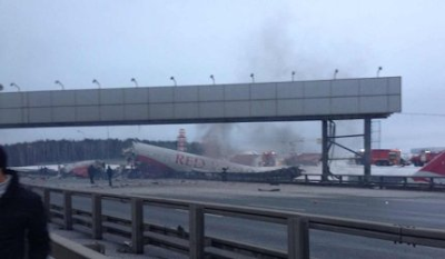 Video, Fotos: Al menos dos muertos en avión accidentado cerca del aeropuerto Vnúkovo en Moscú  