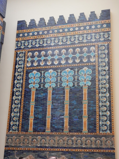 Ishtar Gate and Processional Way from Babylon (Pergamon Museum, Berlin)   by E.V.Pita (2015)  http://archeopolis.blogspot.com/2015/10/babilonia-doors-of-wall-pergamo-museum.html   Puertas de las murallas de Babilonia (Museo Pérgamo de Berlín)  por E.V.Pita (2015)  Portas de Babilonia