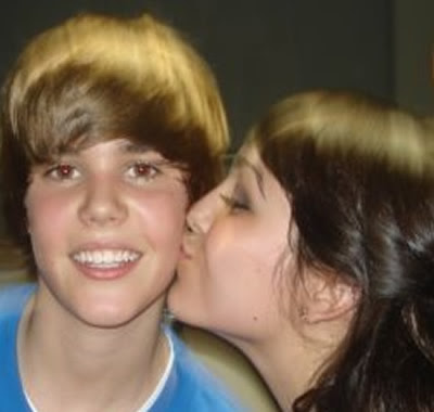 bieber kisses gomez. justin ieber kissing gomez.