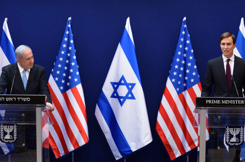 Jared Kushner, então conselheiro do presidente Donald Trump, fala em entrevista coletiva com o Primeiro-Ministro israelense Benjamin Netanyahu após a normalização dos laços entre Israel e os Emirados Árabes Unidos em agosto de 2020 | Foto de Getty Images