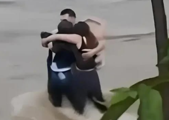 L'abbraccio disperato di tre amici prima di essere travolti dalla furia dell’acqua: il video