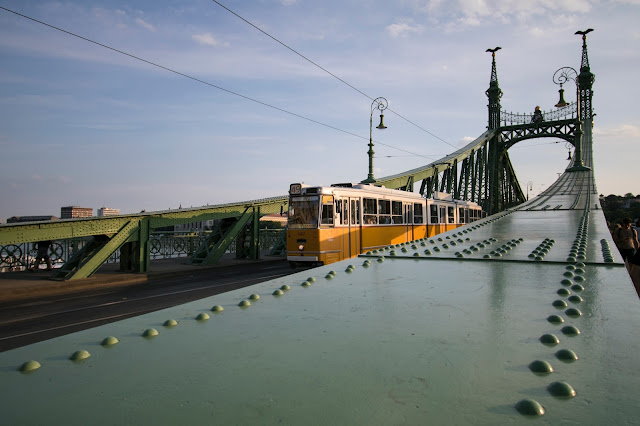 Tram sul Ponte della libertà-Budapest