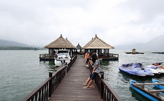 wisatawan di Danau Batur