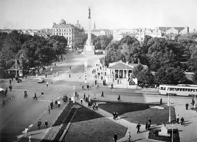 1959 год. Рига. Улица Ленина и бульвар Падомью. Часы "Лайма"