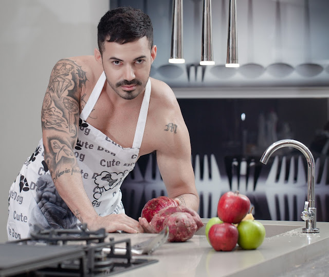 Mister Brasil 2015, Matheus Gouveia, mostra que para manter o corpo em dia, tem que ser bom na cozinha