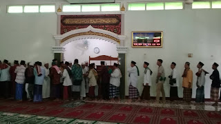 Salam-salaman idul fitri di masjid nurul falaq ujung jaya