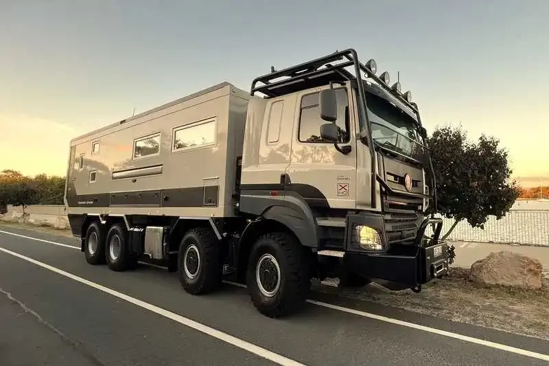 TATRA PHOENIX 8x8 transformado em motorhome