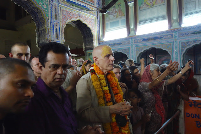 Sankarshan Das Adhikari - Ecstatic Darshan of Sri Sri Radha Gopinatha Jaipur, India