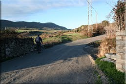 Pista a la entrada del pueblo