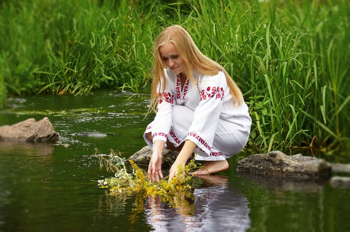 Купалась одетая. Девушка у реки Славянка. Славяне девушки. Река Славянка. Девушки на Ивана Купала.