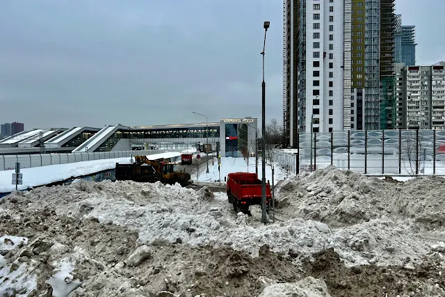 Шереметьевская улица, железнодорожная станция МЦД Марьина Роща, свалка снега