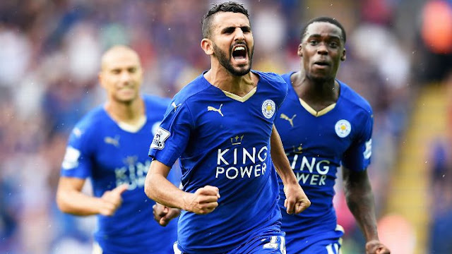 Riyad Mahrez célébrant un but avec ses coéquipiers dans un match de Premier League