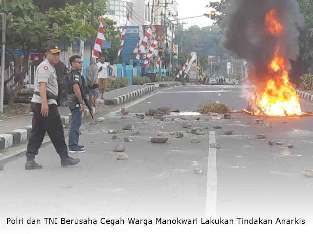 Polri dan TNI Berusaha Cegah Warga Manokwari Lakukan Tindakan Anarkis