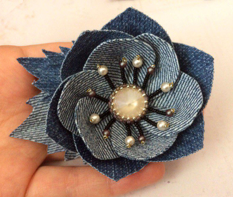 Create a denim brooch - a flower with a Swarovski crystal