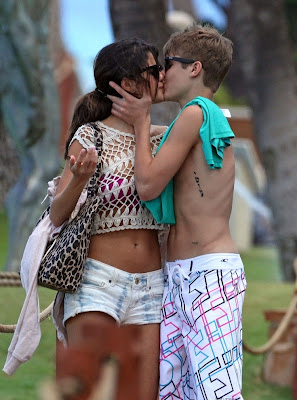 Justin Bieber and Selena Gomez kissing
