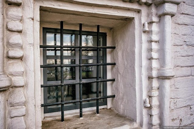 Окна палат Олисова за решеткой
