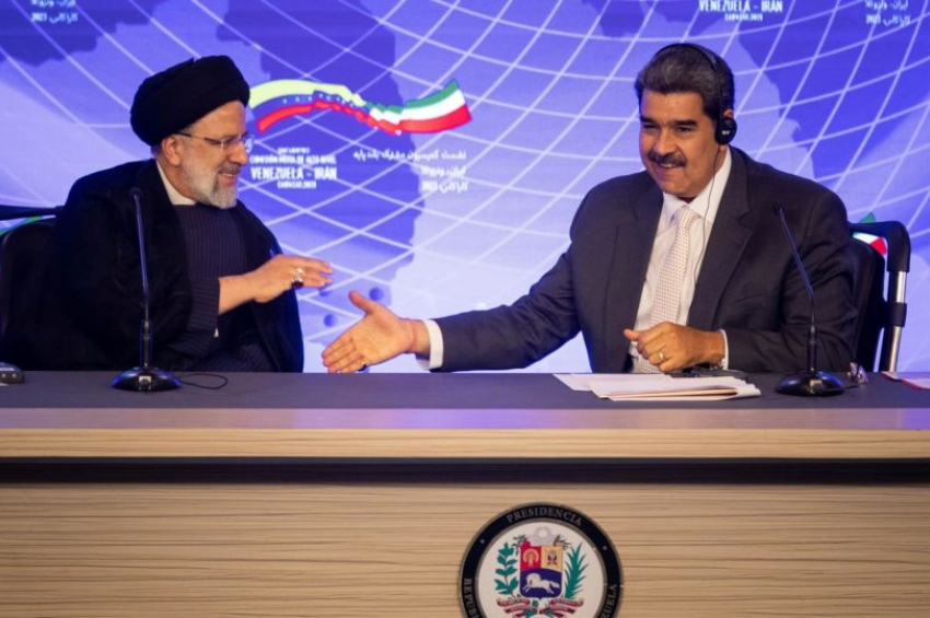 O ditador da Venezuela, Nicolás Maduro (à direita), recebeu no ano passado seu homólogo do Irã, Ebrahim Raisí, em visita oficial | Foto: EFE/ Rayner Peña