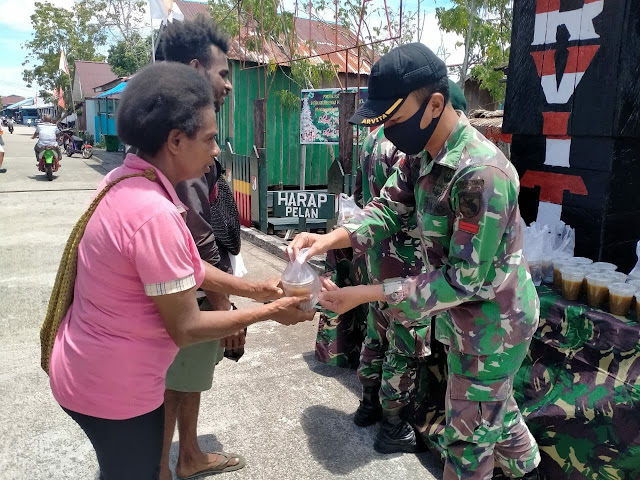 Masih Dalam Nuansa Paskah, Satgas TNI Yonif 756/WMS Berbagi Kasih dengan Masyarakat Agats