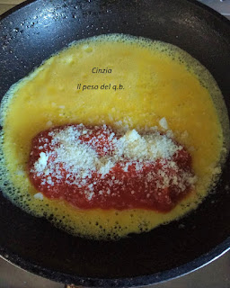 omelette con formaggio e pomodoro