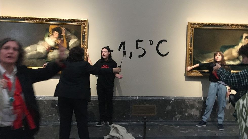 Dos activistas se pegan a los marcos de ‘Las Majas’ de Goya en el Museo del Prado