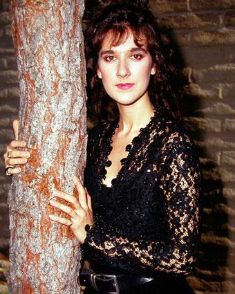 Foto de Céline Dion posando en un árbol