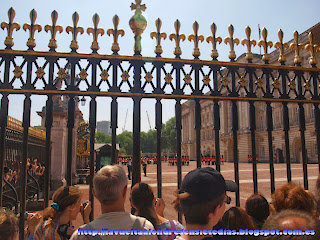 Cambio de la guardia tras la verja de Buckingham Palace