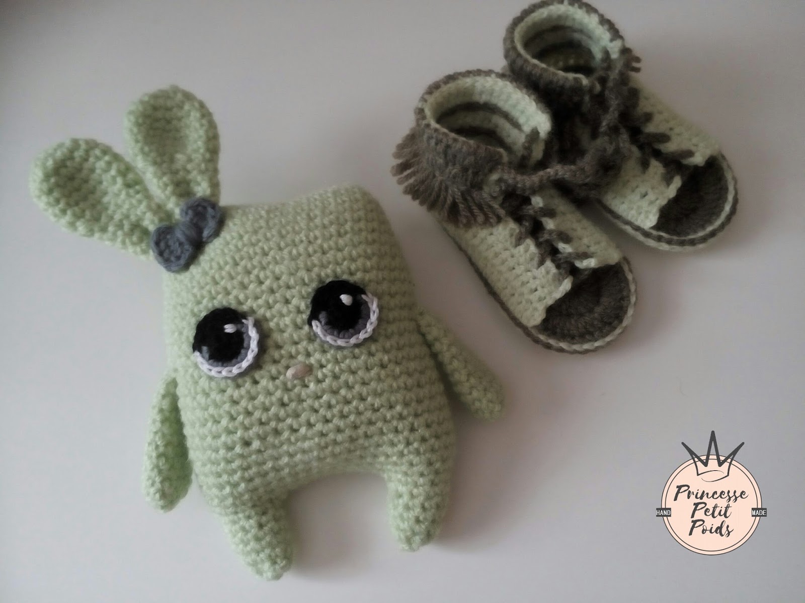 idée cadeau parure bébé sandales   franges au crochet et doudou lapin