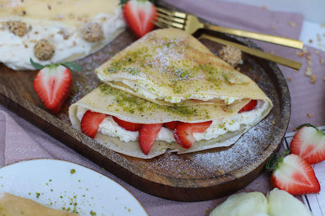 Gefüllte Crêpes mit Creme und Beeren