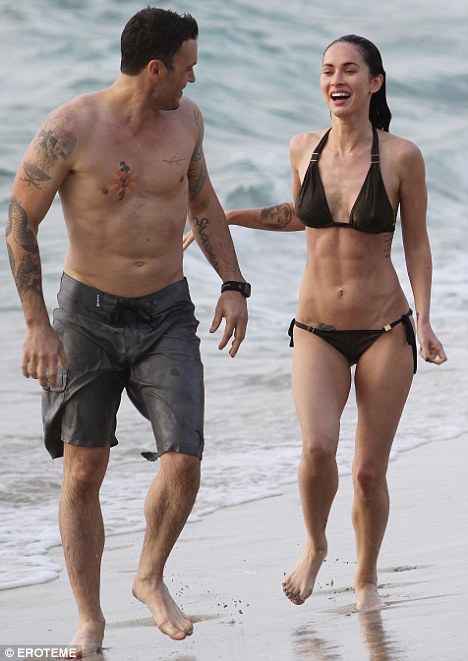 Megan Fox shows her sixpack body