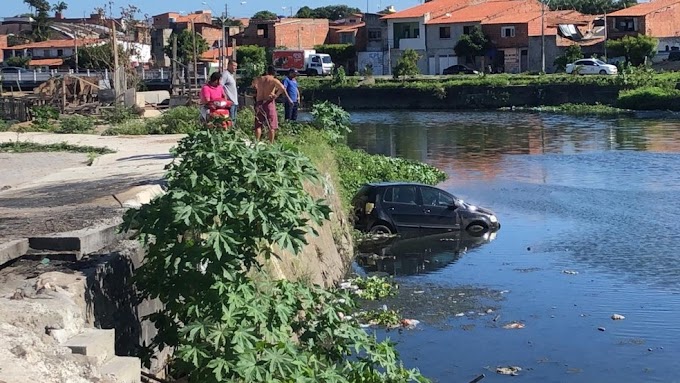 Amigo oferece ajuda para fazer manobra e derruba carro em canal em Fortaleza