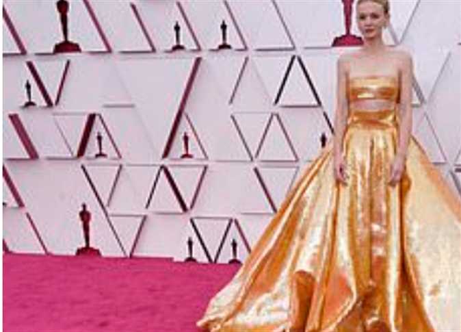 No kisses or hugs on "The Red Carpet" ... the first moments of the 93rd Oscars