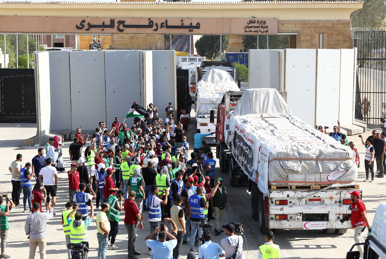 Spotlight on Egypt's Humanitarian Efforts: Aiding Palestinian Casualties at Rafah Crossing