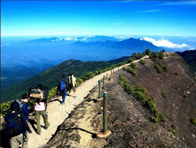 Akses menuju puncak gunung andong