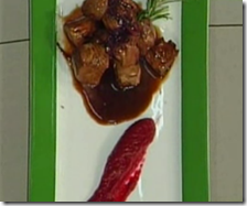 Petto d’anatra caramellato al balsamico su purea di rapa rossa