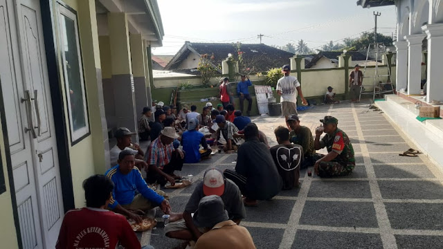 Bersama Ratusan Masyarakat, Babinsa Rakam Koramil 1615-01/Selong Gotong Royong Pembongkaran Masjid