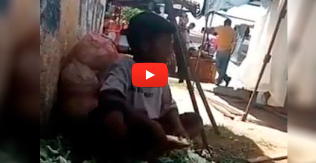 Niño comiendo restos de un cambur en la basura deja claro que en Venezuela no hay crisis