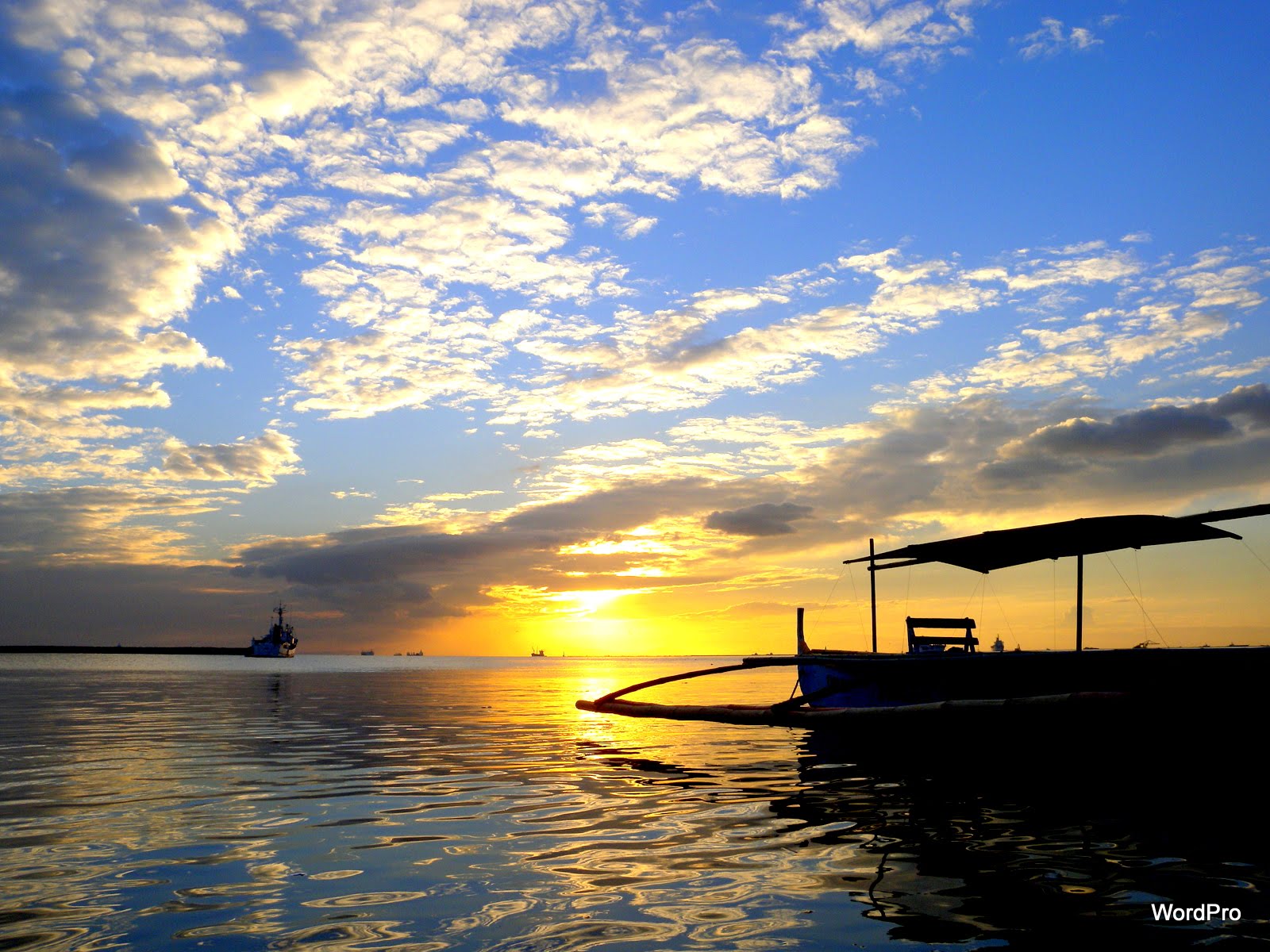 Sunset Today Manila Bay マニラ湾夕日と青空とバンカ