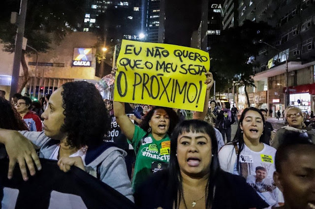 As mães que tiveram seus filhos assassinados pelas polícias do Rio de Janeiro, São Paulo, Bahia e Ceará estão preocupadas com o PL 7883, que amplia a excludente de ilicitude para policiais que matam mediante medo, surpresa e susto, e será debatido hoje na CCJ. Os familiares também exigem que os deputados sigam o que o GT Penal decidiu sobre o Pacote Anticrime, mantendo o veto à Licença pra Matar proposta inicialmente no PL 882 por Sergio Moro.