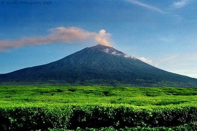 5 Gunung Paling Angker Di Indonesia