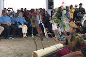 Dalang Cilik Sambut Kedatangan Menteri Sandi ke Desa Wisata Buwun Sejati